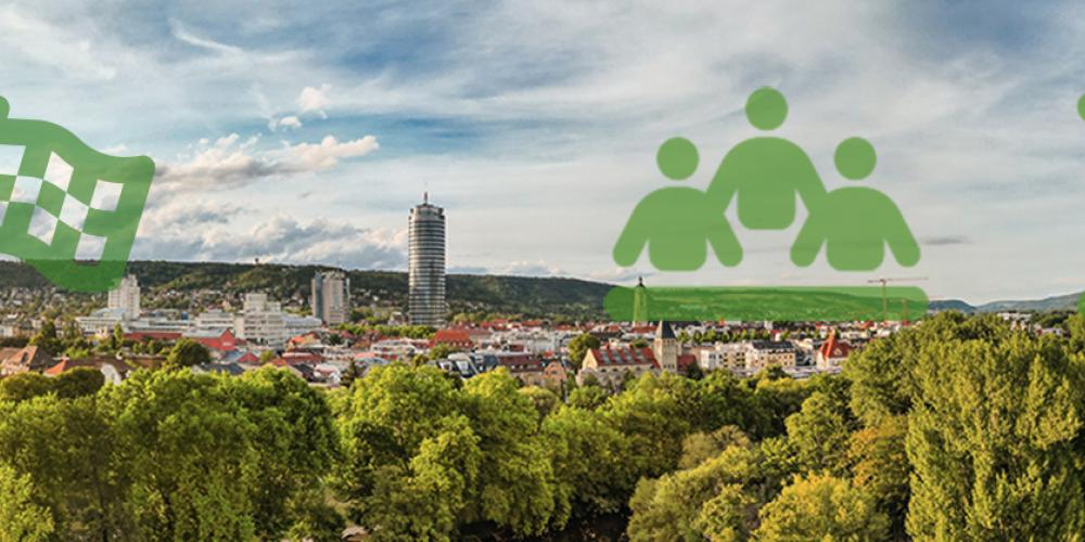 Panoramabild der Stadt Jena mit Architektur und viel Grün und 3 grünen Piktogrammen
