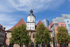 Blick vom Markt auf das historische Rathaus