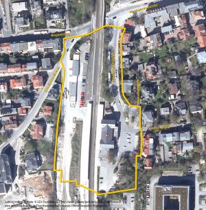 Eine Karte mit Ausschnitt des Bahnhosumfeldes, in der das zu betrachtende Gebiet umrissen eingezeichnet ist.