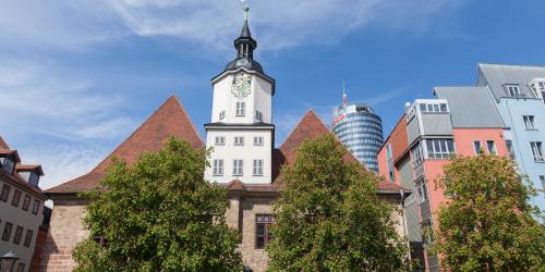 Blick vom Markt auf das historische Rathaus