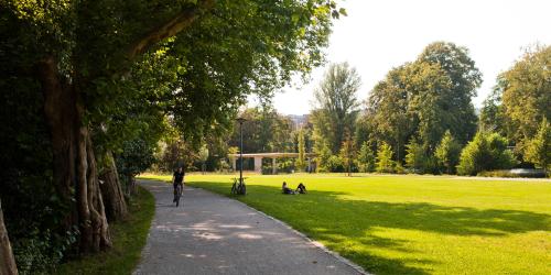 Wanderweg im Paradiespark mit Radfahrern und Fußgängern