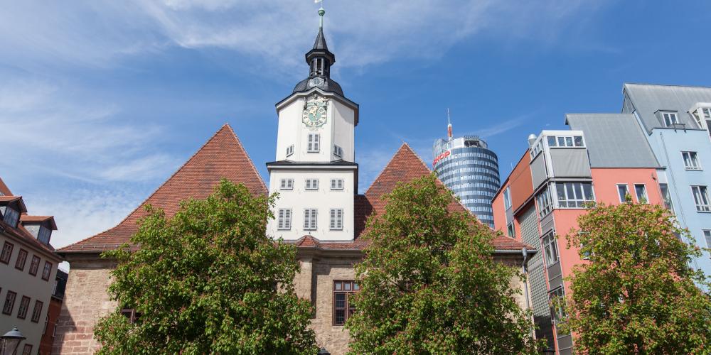 Blick vom Markt auf das historische Rathaus