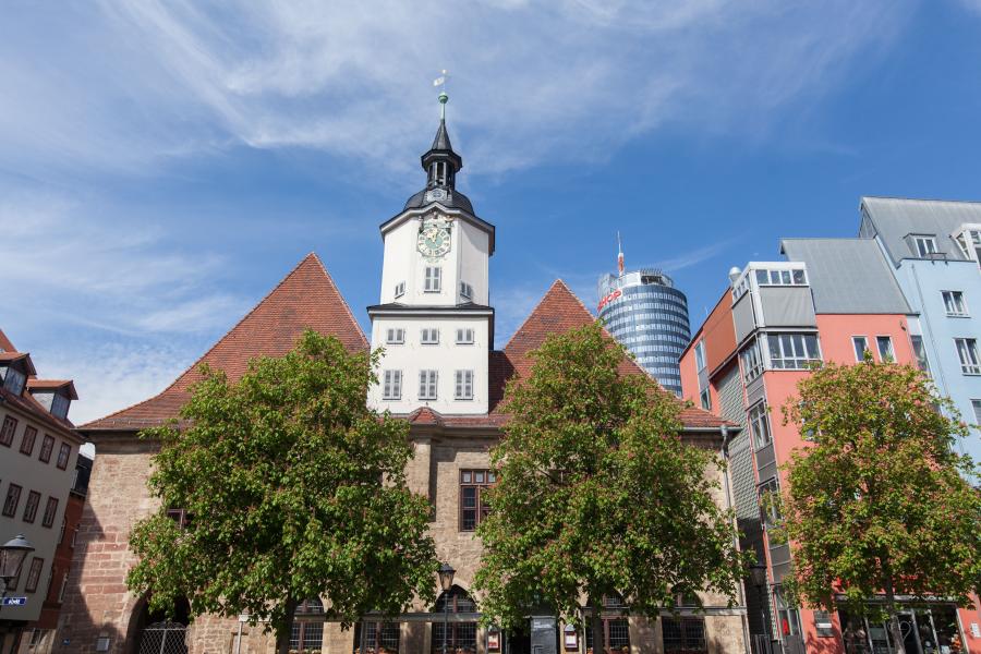 Blick vom Markt auf das historische Rathaus