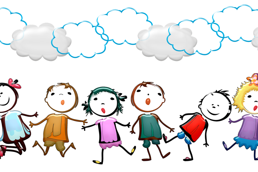 Acht lachende und singende Kinder in einer Reihe nebeneinander mit bunten Sachen an. Über ihnen sind leere Gedankenblasen in Form von Wolken.