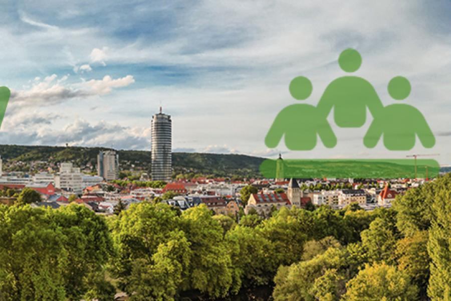 Panoramabild der Stadt Jena mit Architektur und viel Grün und 3 grünen Piktogrammen